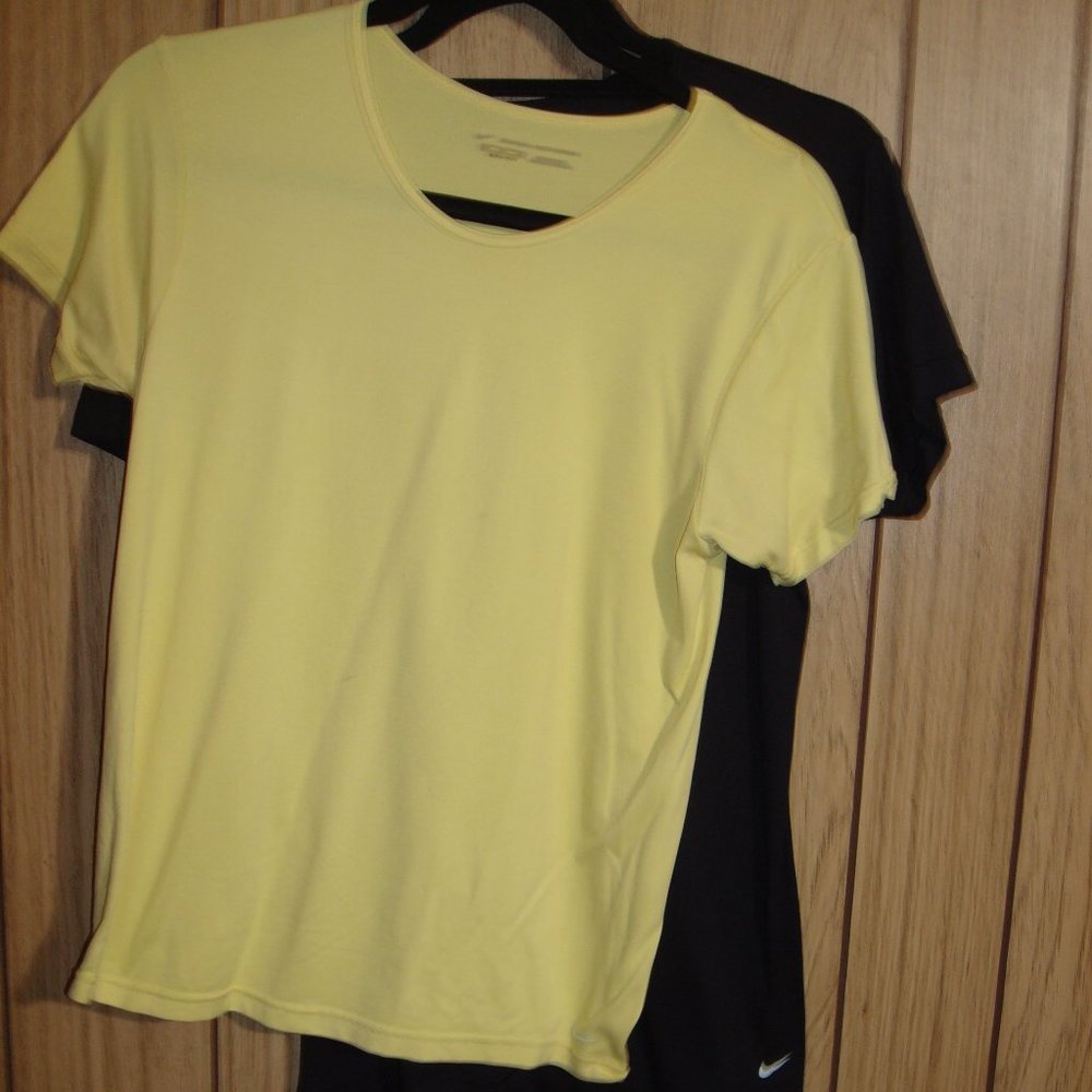 NIKE WOMEN'S DRI FIT SIZE ML SEAMLESS WORKOUT TOP (SET OF 2)